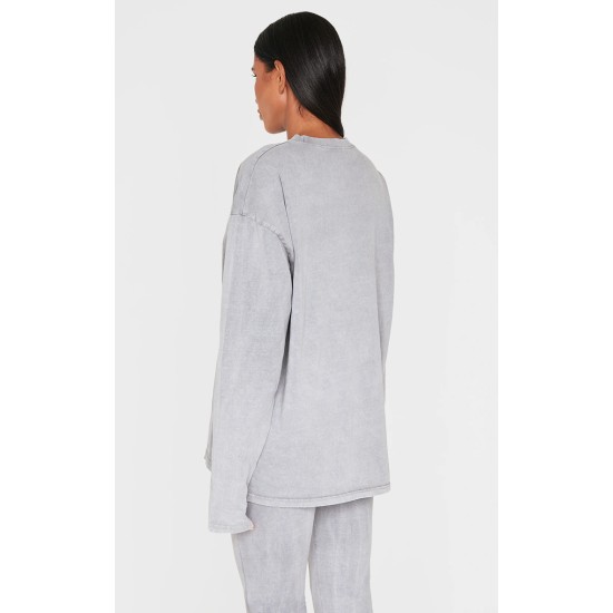 PRETTYLITTLETHING Light Grey Embossed Logo Washed Long Sleeve T-shirt PRETTYLITTLETHING Light Grey Embossed Logo Washed Long Sleeve T-shirt